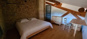 2 chambres, bureau, fer et planche à repasser, accès au Wi-Fi (inclus)