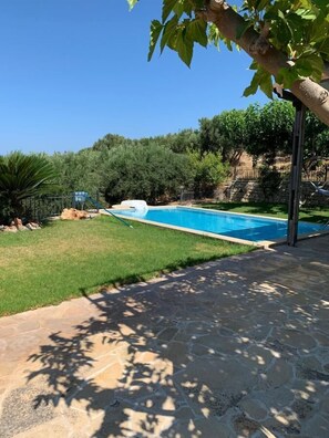 Seasonal outdoor pool, sun loungers - Villa Georgia (Faistos)