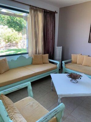 Villa, 3 chambres | Salle de séjour | Télévision à écran plat, cheminée