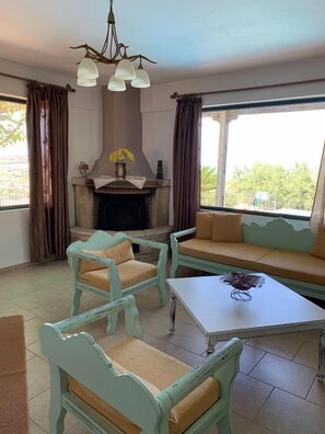 Villa, 3 chambres | Salle de séjour | Télévision à écran plat, cheminée