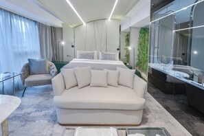 로열 스위트, 분사식 욕조 | 거실 공간 | 위성 채널 시청이 가능한 43인치 플라스마 TV, TV