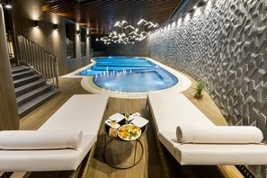 Piscine couverte, accès possible de 08 h 00 à 22 h 00, chaises longues 