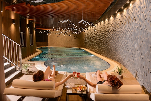 Kolam renang indoor, dengan kursi berjemur