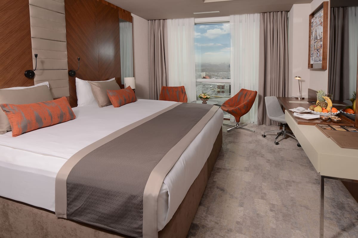1 bedroom, Egyptian cotton sheets, premium bedding, down duvets