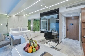 Royal Suite, Jetted Tub | Egyptian cotton sheets, premium bedding, down comforters