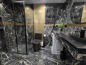 Badewanne, Haartrockner, Handtücher, Seife