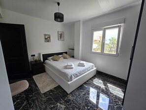 2 bedrooms, iron/ironing board, free WiFi, bed sheets