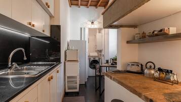 Frigorifero, microonde, forno, piano cottura