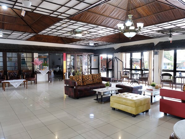 Coin salon dans le hall