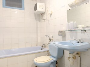 Super Suite | Bathroom | Free toiletries, hair dryer, bidet, towels