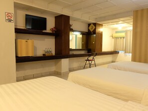 Desk, rollaway beds, free WiFi, bed sheets - Hotel Martani (Tanjung Pandan)