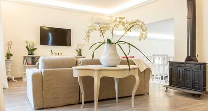 La Camelia Bianca, independent villa with garden and outdoor hot tub