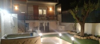 La Camelia Bianca, independent villa with garden and outdoor hot tub