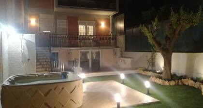 La Camelia Bianca, independent villa with garden and outdoor hot tub