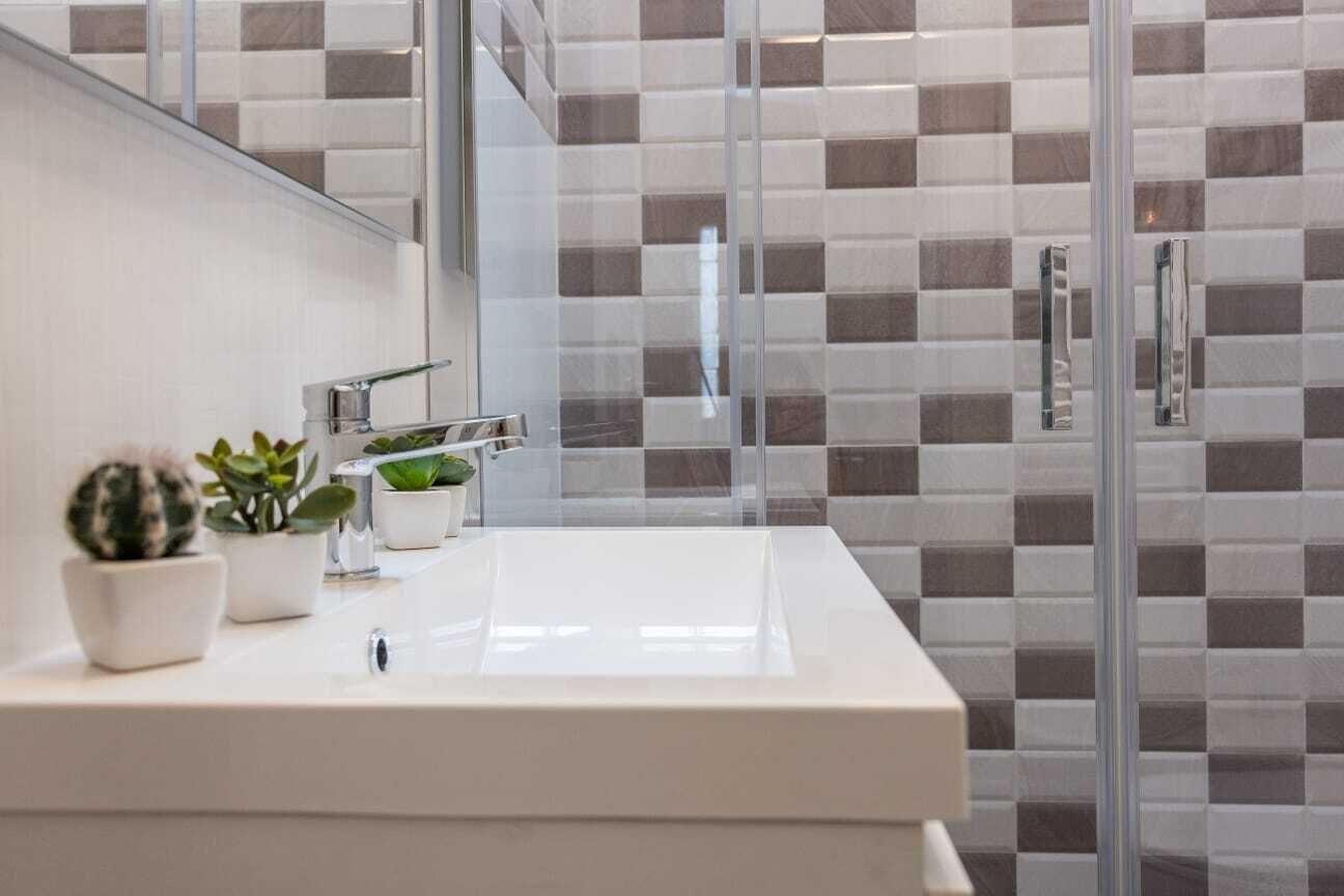 Douche, sèche-cheveux, bidet, serviettes fournies