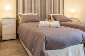 4 chambres, coffres-forts dans les chambres, fer et planche à repasser