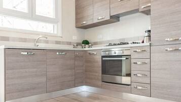 KĂŒhlschrank, Mikrowelle, Ofen, Herdplatte