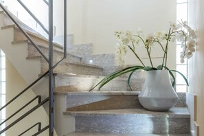 Interior - La Camelia Bianca, independent villa with garden and outdoor hot tub (Roma)