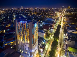 Fachada de la propiedad por la tarde o noche