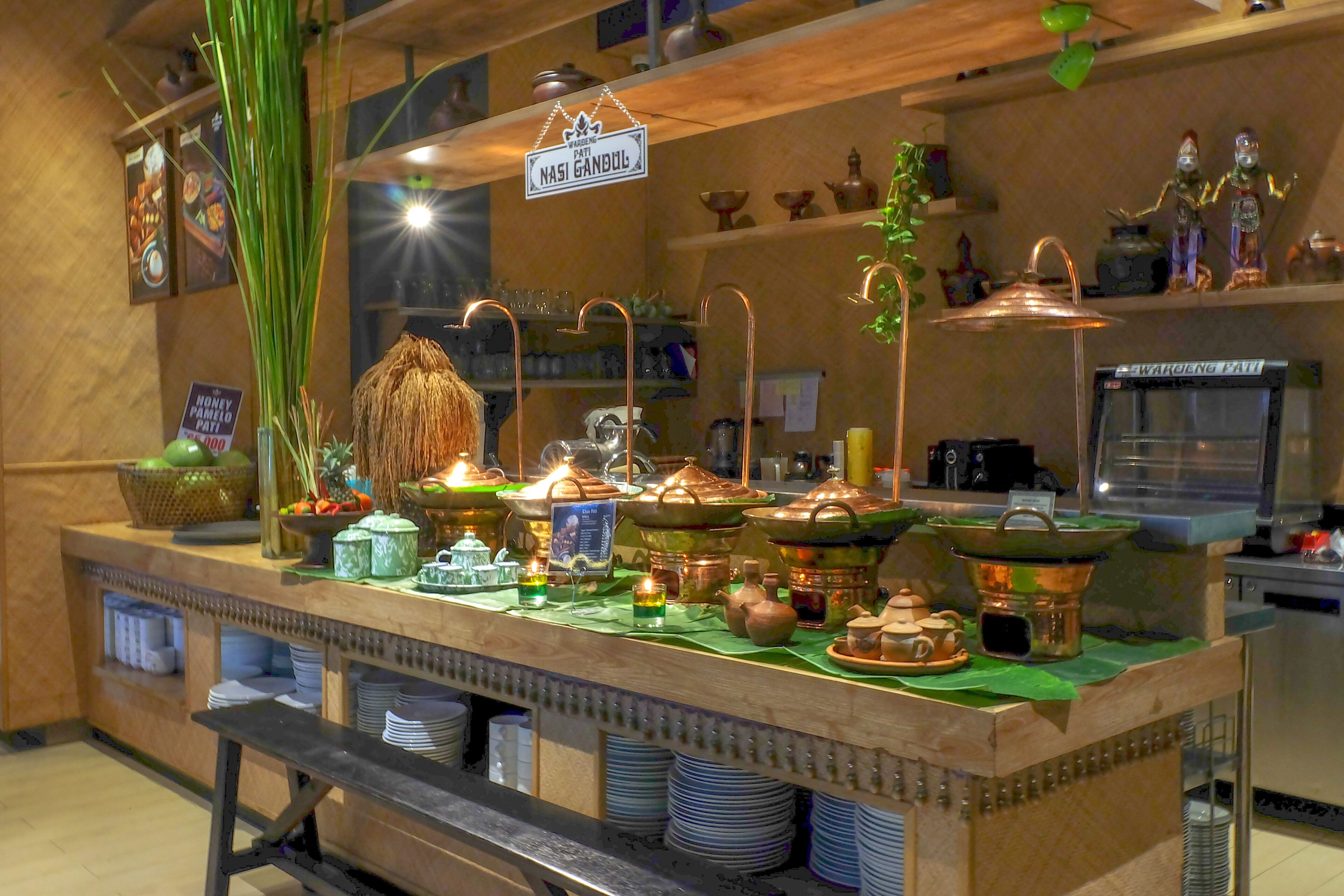 供应早餐、午餐和晚餐