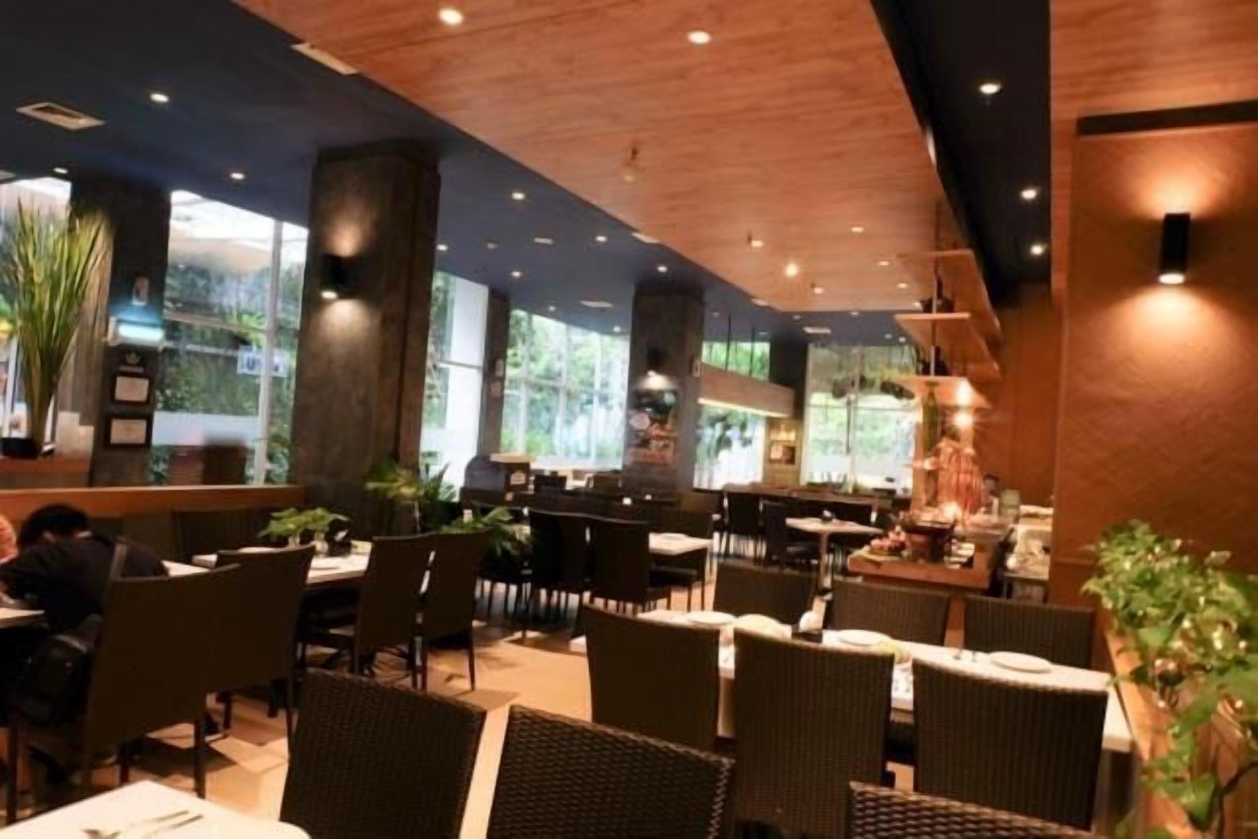 Petit déjeuner, déjeuner et dîner servis sur place