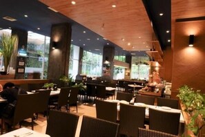 Breakfast, lunch and dinner served - Deka Hotel Surabaya HR Muhammad (Surabaya)