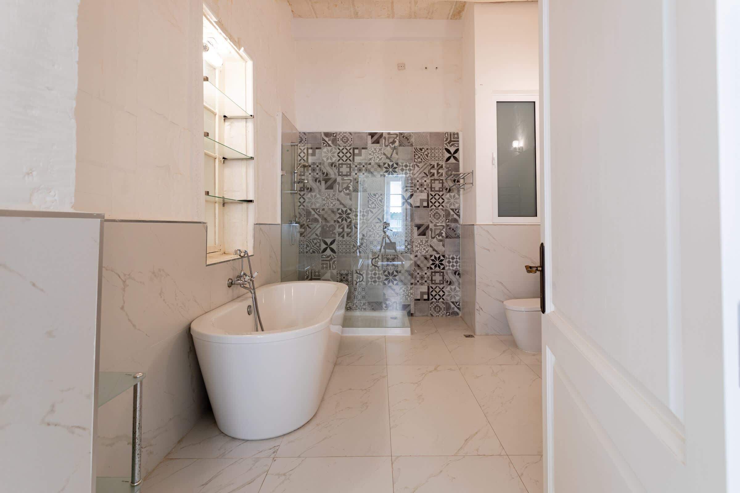 Banheira, secador de cabelo, toalhas de banho 