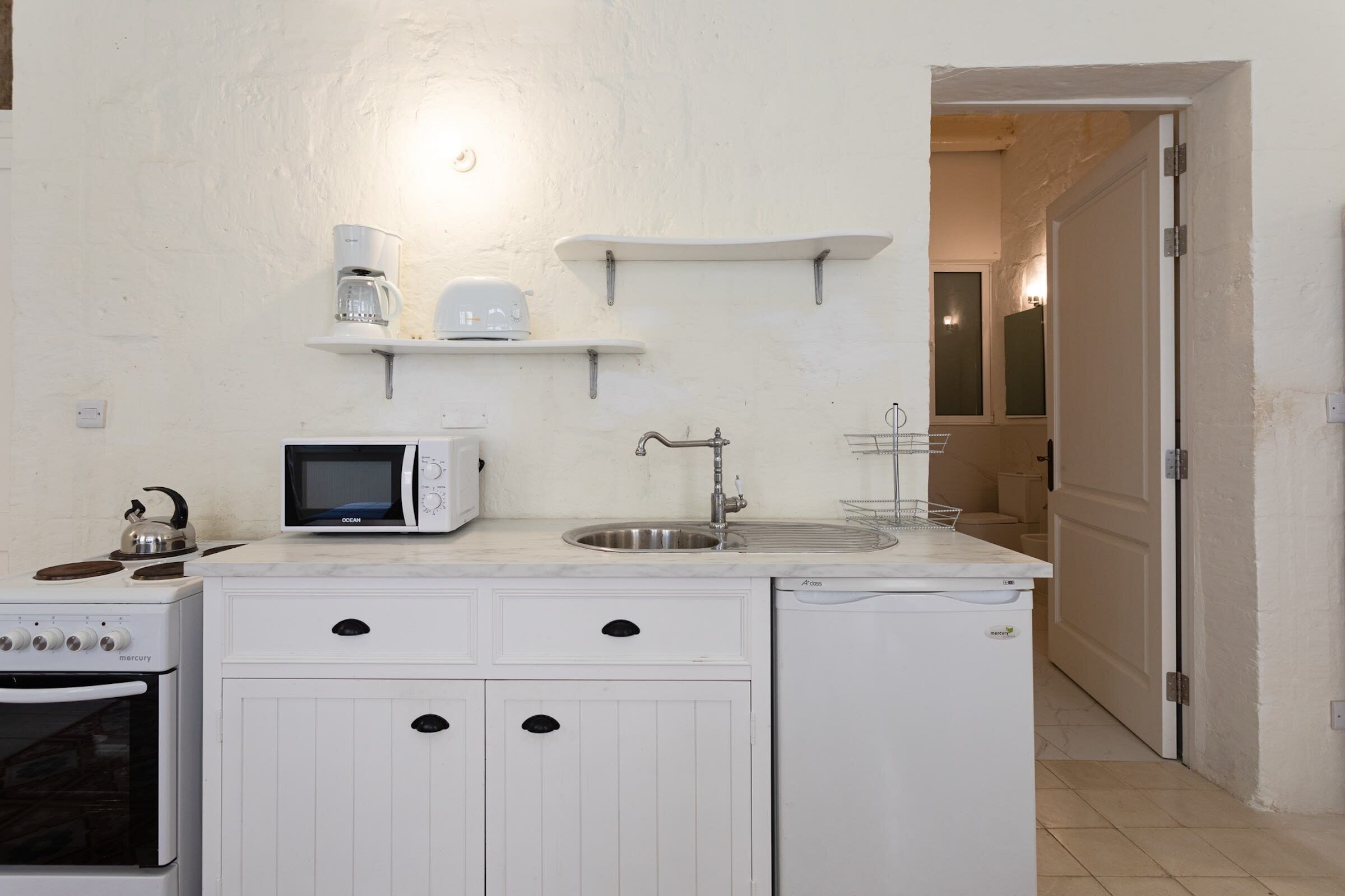 Frigorífico, microondas, horno y placa de cocina