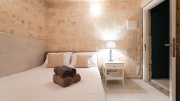 2 bedrooms, desk, iron/ironing board, travel crib