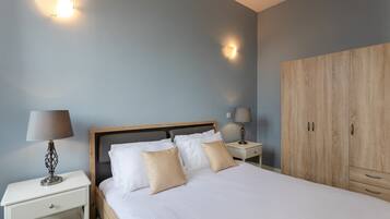 1 habitación, escritorio, tabla de planchar con plancha y cuna de viaje