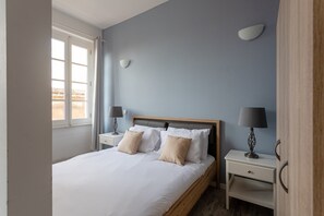 1 habitación, escritorio, tabla de planchar con plancha y cuna de viaje 