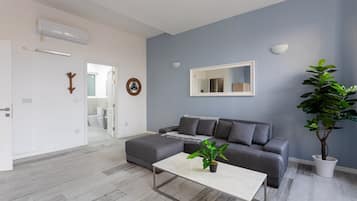 Televisión de pantalla plana y oficina