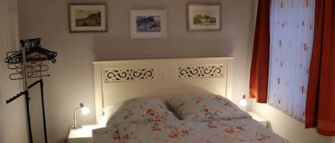 1 bedroom, bed sheets