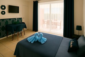 Tabla de planchar con plancha, wifi gratis y ropa de cama 