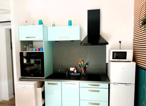 A compact kitchen with a microwave, oven, and a dishwasher. - Cosy studio 20m² - Plage de la Nartelle- Sainte-Maxime - Swimming pool- parking (Sainte-Maxime)