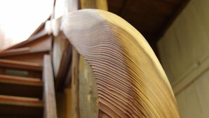 A close-up of a wooden surface with a carved pattern. - Nikko Guesthouse Sumica - Hostel (Nikko)