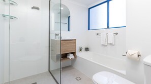 Baignoire, articles de toilette gratuits, sèche-cheveux