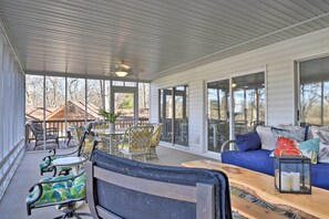 Outdoor dining - Large Lavonia Home w/ Party Dock on Lake Hartwell! (Lavonia)