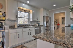 Fridge, microwave, stovetop, dishwasher - Large Lavonia Home w/ Party Dock on Lake Hartwell! (Lavonia)