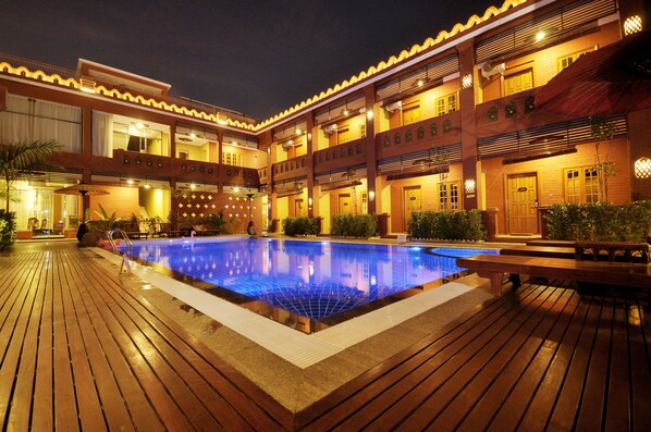 Outdoor pool - Golden Classic Hotel Bagan (Nyaung-U)