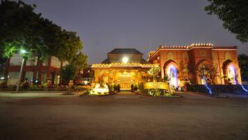 Vista frontal de la propiedad por la tarde o noche