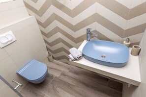 Douche, sèche-cheveux, serviettes fournies, savon