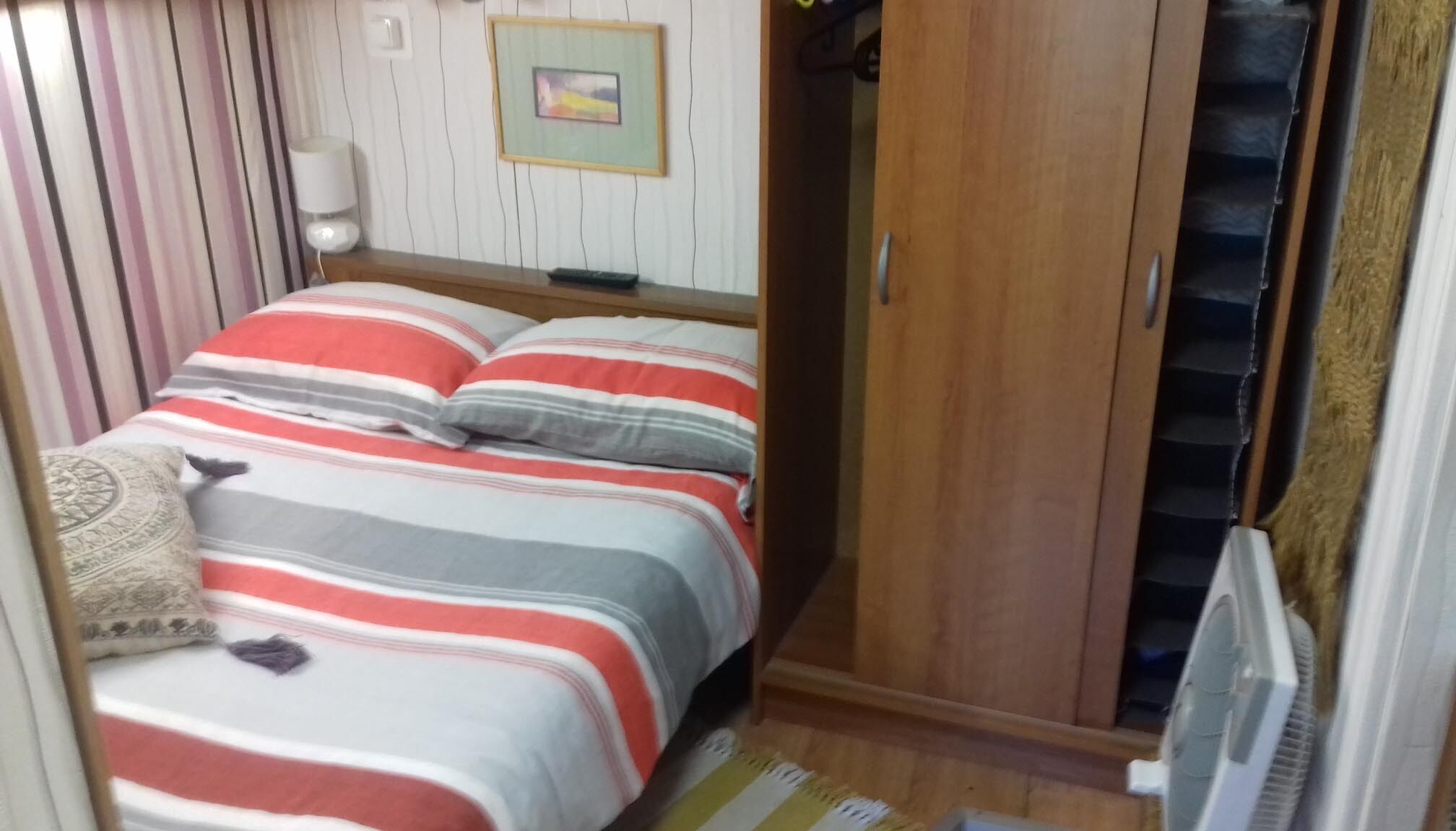 1 Schlafzimmer, Schreibtisch, schallisolierte Zimmer