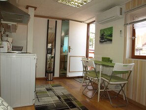 Dining - STUDIO GREEN   near city center, free parking, wifi, at banks of river Sava (Zagreb)