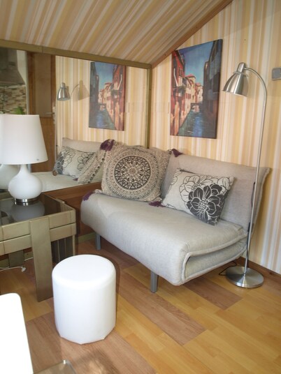 STUDIO GREEN   near city center, free parking, wifi, at banks of river Sava