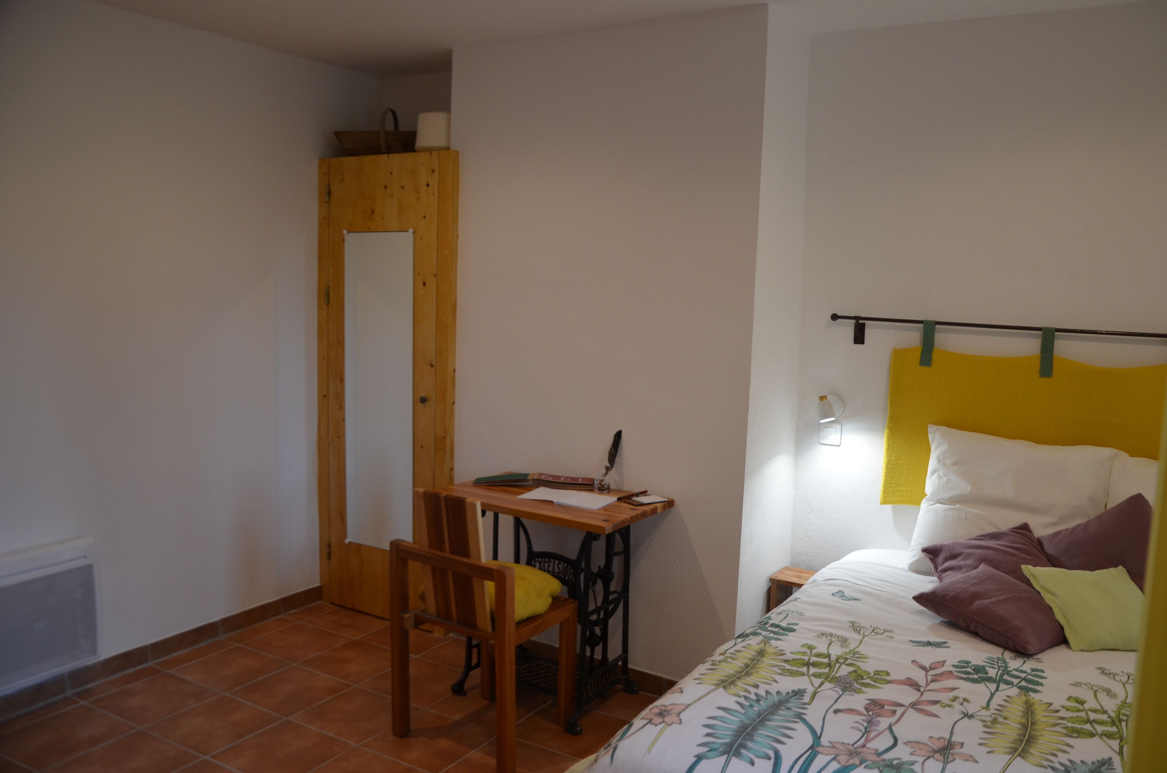 Ein Schlafzimmer mit einem Bett, einem Schreibtisch und einem Stuhl.