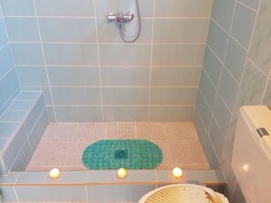 Komfortbadewanne, Haartrockner, Bidet, Handtücher