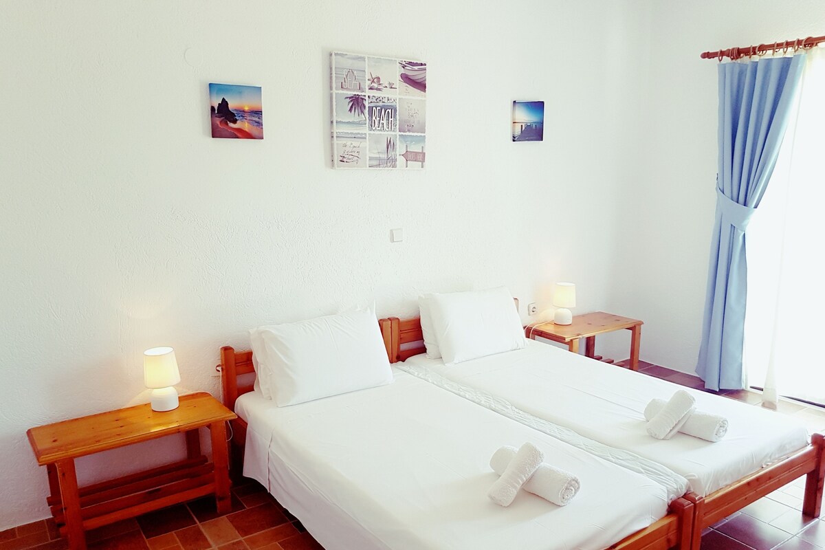 Comfort-Apartment, 2 Schlafzimmer, Meerblick (Artemis) | Zimmersafe, kostenlose Babybetten, kostenloses WLAN, Bettwäsche