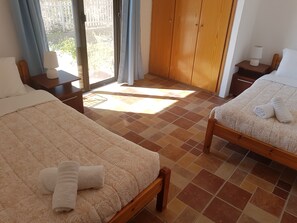 Comfort-Apartment, 2 Schlafzimmer, Meerblick (Artemis) | Zimmersafe, kostenlose Babybetten, kostenloses WLAN, Bettwäsche