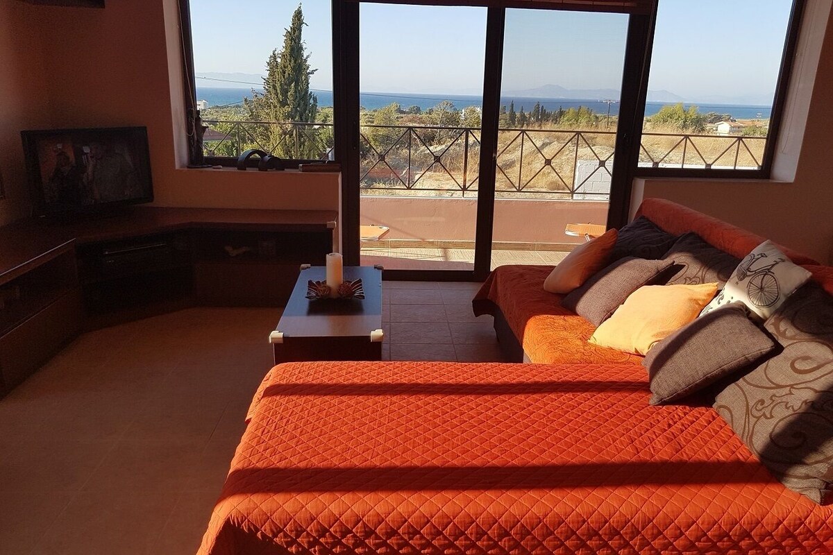Panoramic-Apartment, 2 Schlafzimmer, Meerblick (Afrodite) | Wohnbereich | Kinderspielzeug